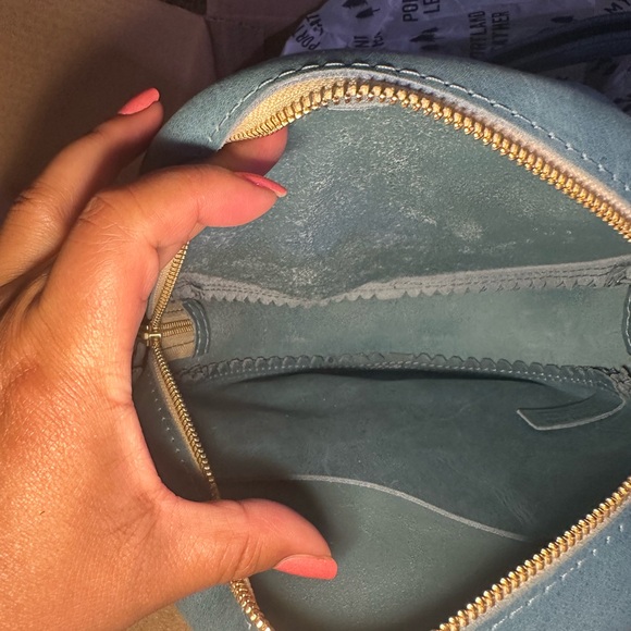 Portland Leather Large Circle Crossbody in Aqua. C-grade bag. - Picture 7 of 12